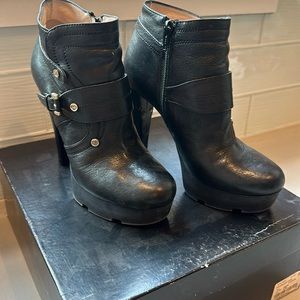 Christhelen B black leather booties size 37